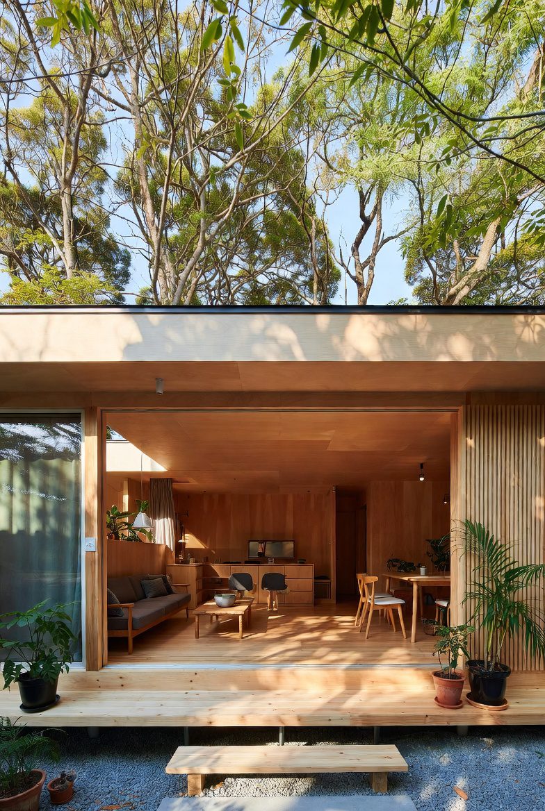 自然光が差し込む健康的な木質モジュールハウス内観