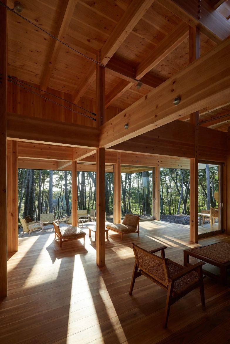 森の中のフラットルーフ木質ユニットハウス